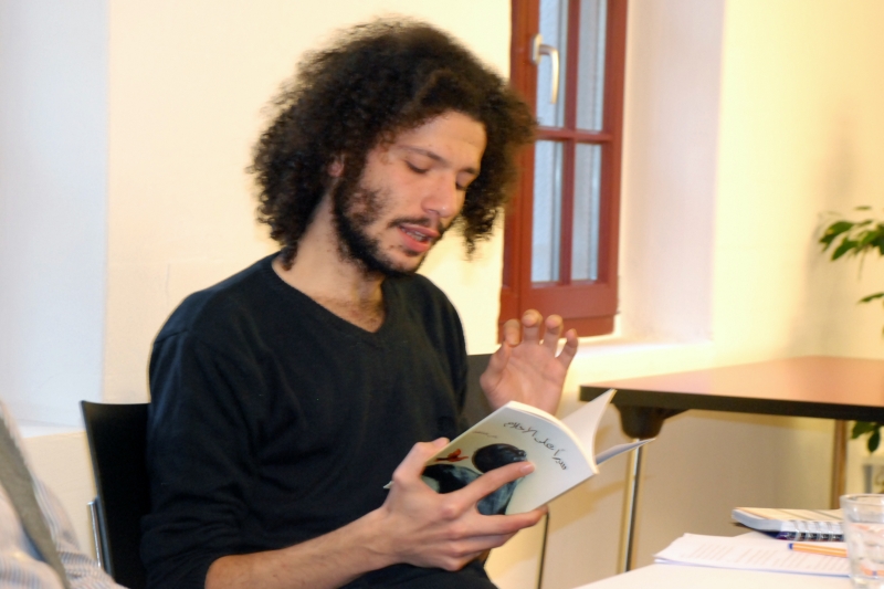 Ramy Al-Asheq beim ersten regulären Treffen des Autor:innen-Cafés, 6. Oktober 2015
